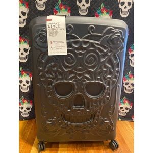 RARE HTF NWT Large 31” Black IT Skull & Roses Travel Luggage / Suitcase
